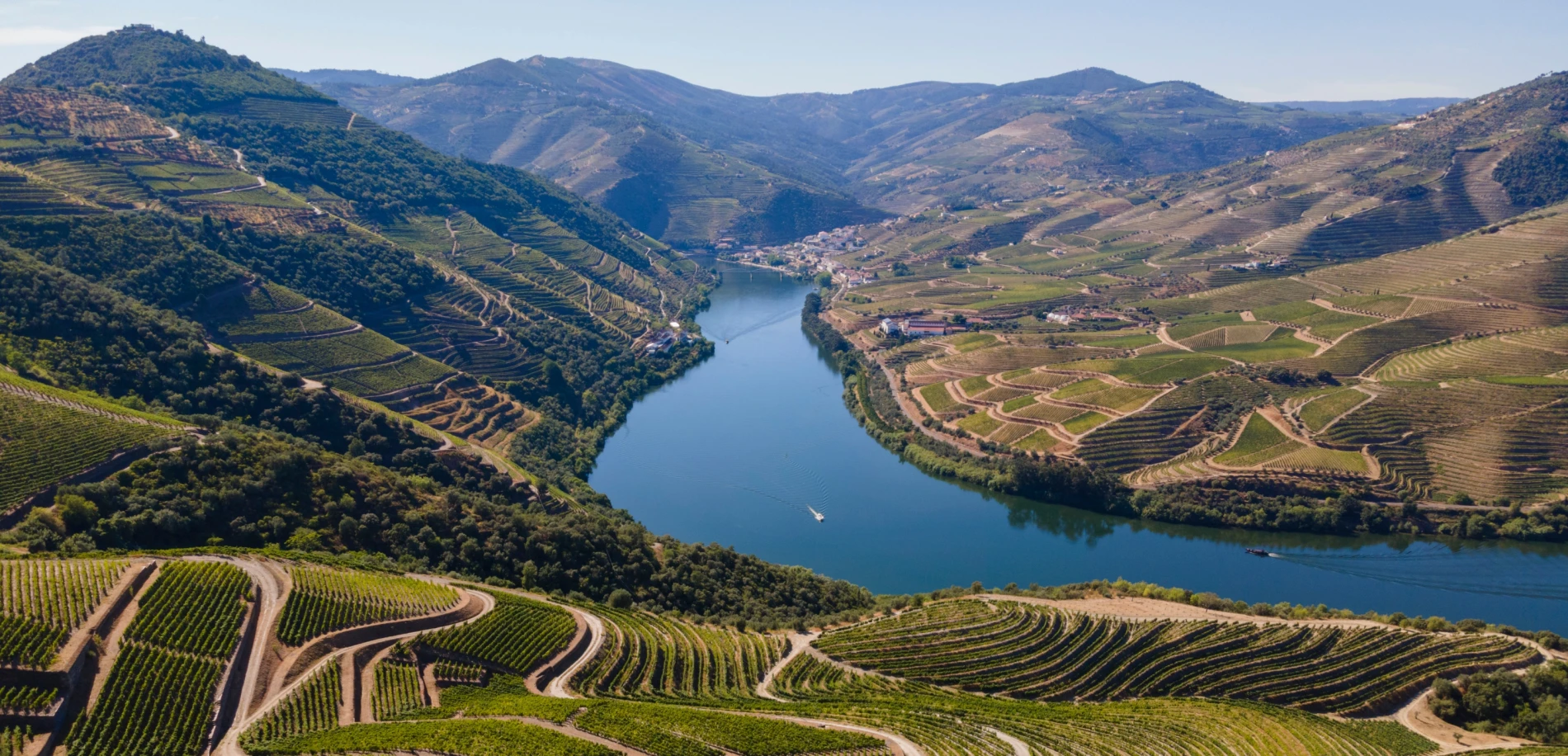 **O Rio Douro** Dos cruzeiros no rio às provas de vinho